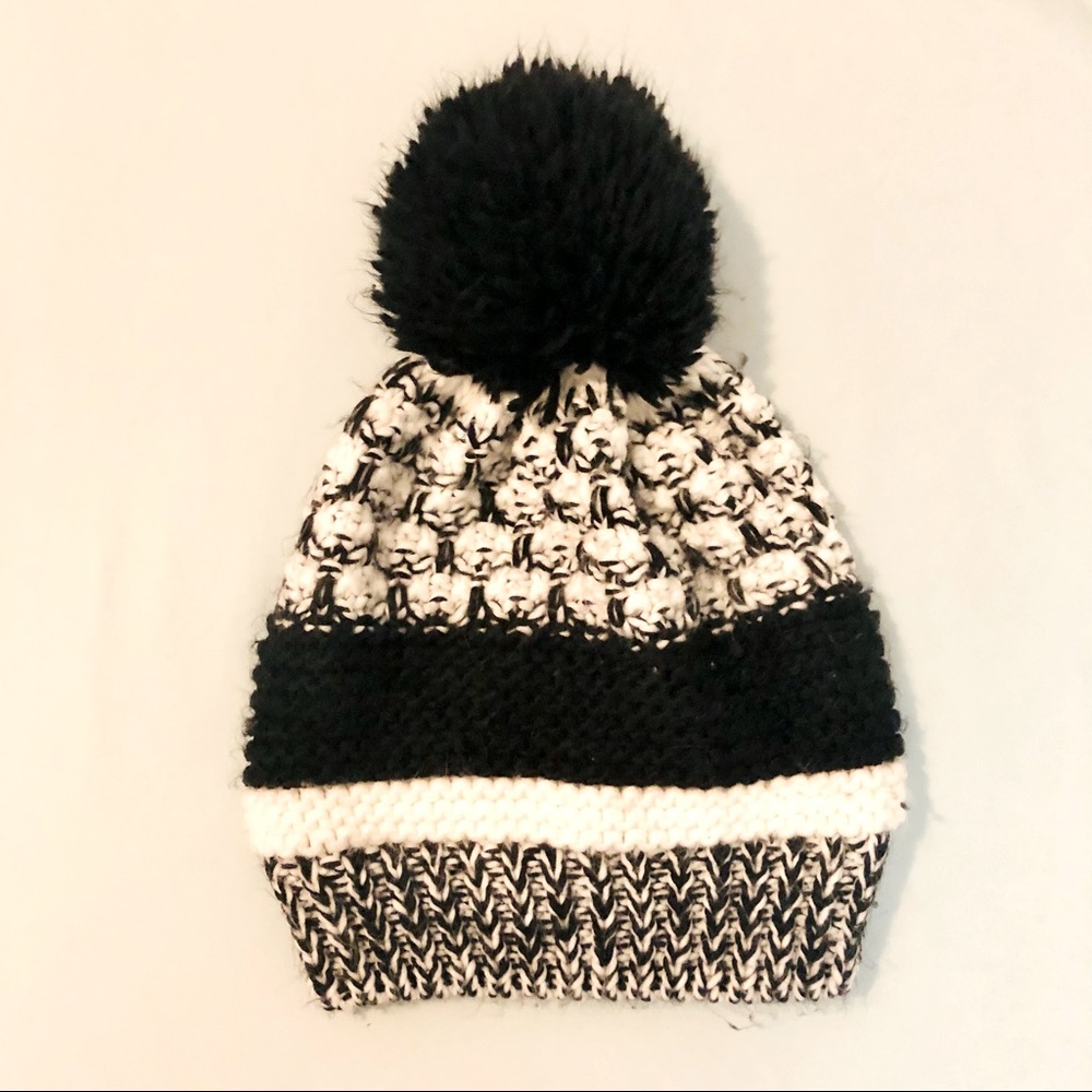 Pom pom winter beanie hat